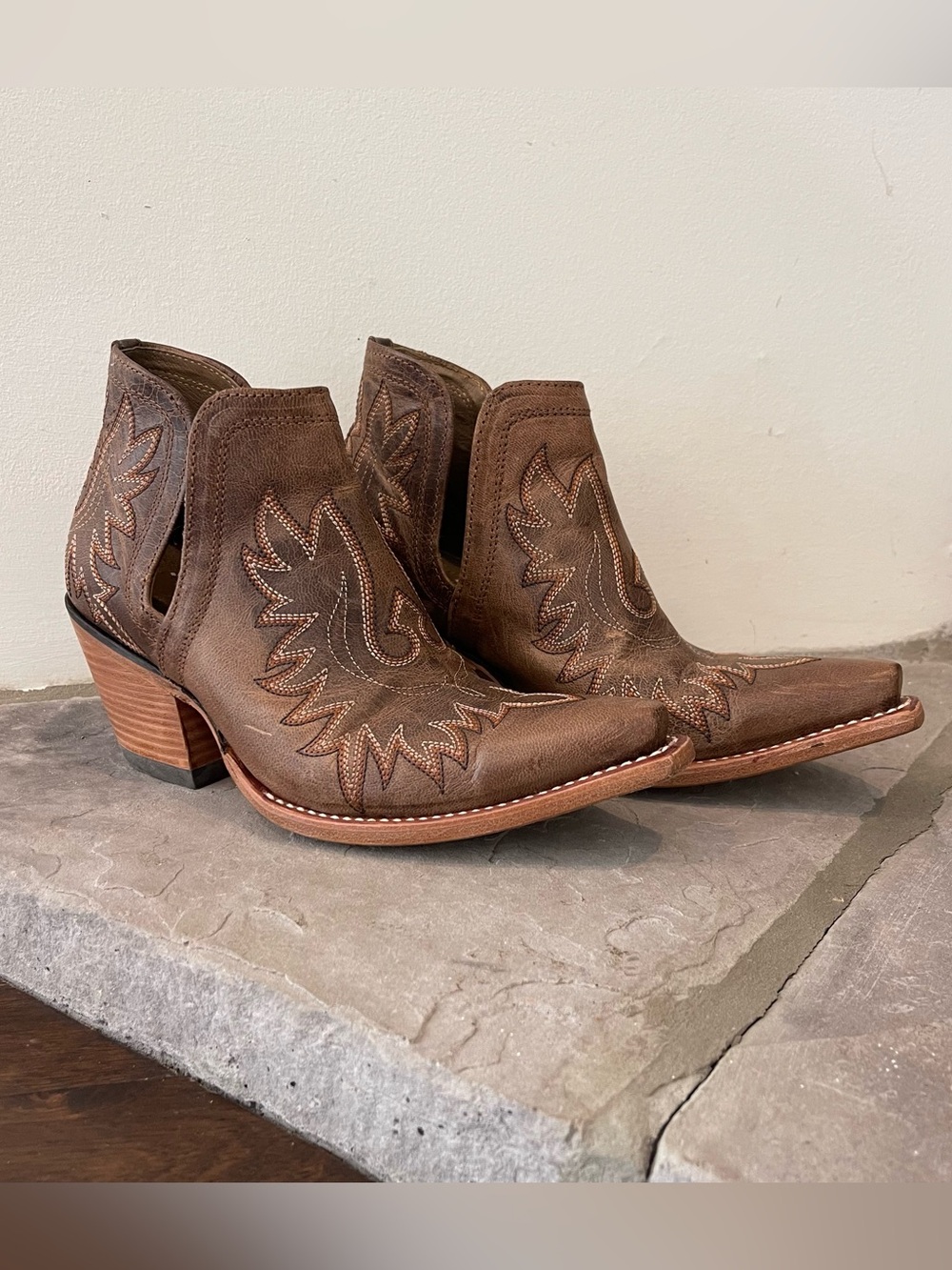Ariat Women’s Dixon Western Short Bootie Weathered Brown Leather Size 8B Unworn